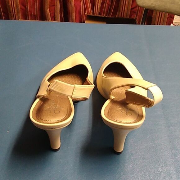 Life Stride 11M Cream Slingback Heels with Pointed Toe and Medium Heel - Picture 2 of 9